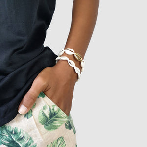 
                  
                    Load image into Gallery viewer, Bracelet cowrie shells  on model
                  
                