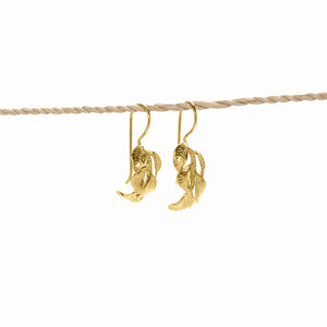 
                  
                    Load image into Gallery viewer, brass earring 6 leaf short hook gold
                  
                