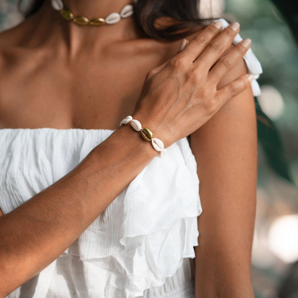 Queen of cowries / cowrie shell bracelets/ gift bracelets by vianafriq -  Afrikrea