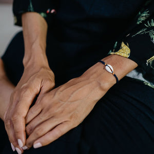 
                  
                    Load image into Gallery viewer, Bracelet Cowrie Shell Cotton
                  
                