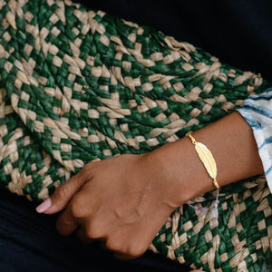 
                  
                    Load image into Gallery viewer, Bracelet Feather of Peace
                  
                