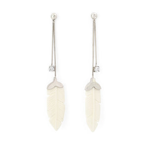 
                  
                    Load image into Gallery viewer, Silver 925 feather earring Hand carved bone and zircone 
                  
                