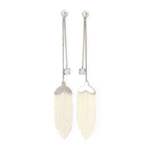 
                  
                    Load image into Gallery viewer, Silver 925 feather earring Hand carved bone and zircone  front view
                  
                