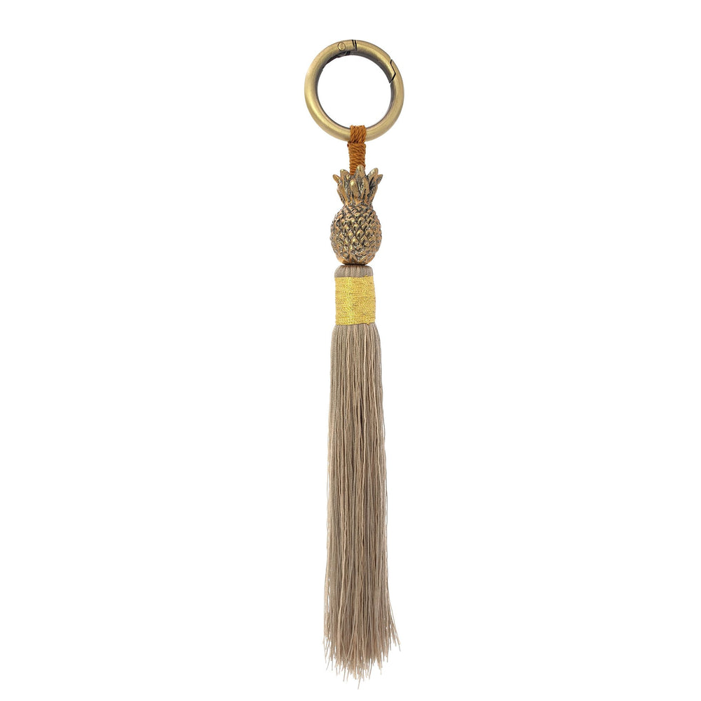 
                  
                    Load image into Gallery viewer, Keychain brass gold pineapple sand brown tassel S
                  
                