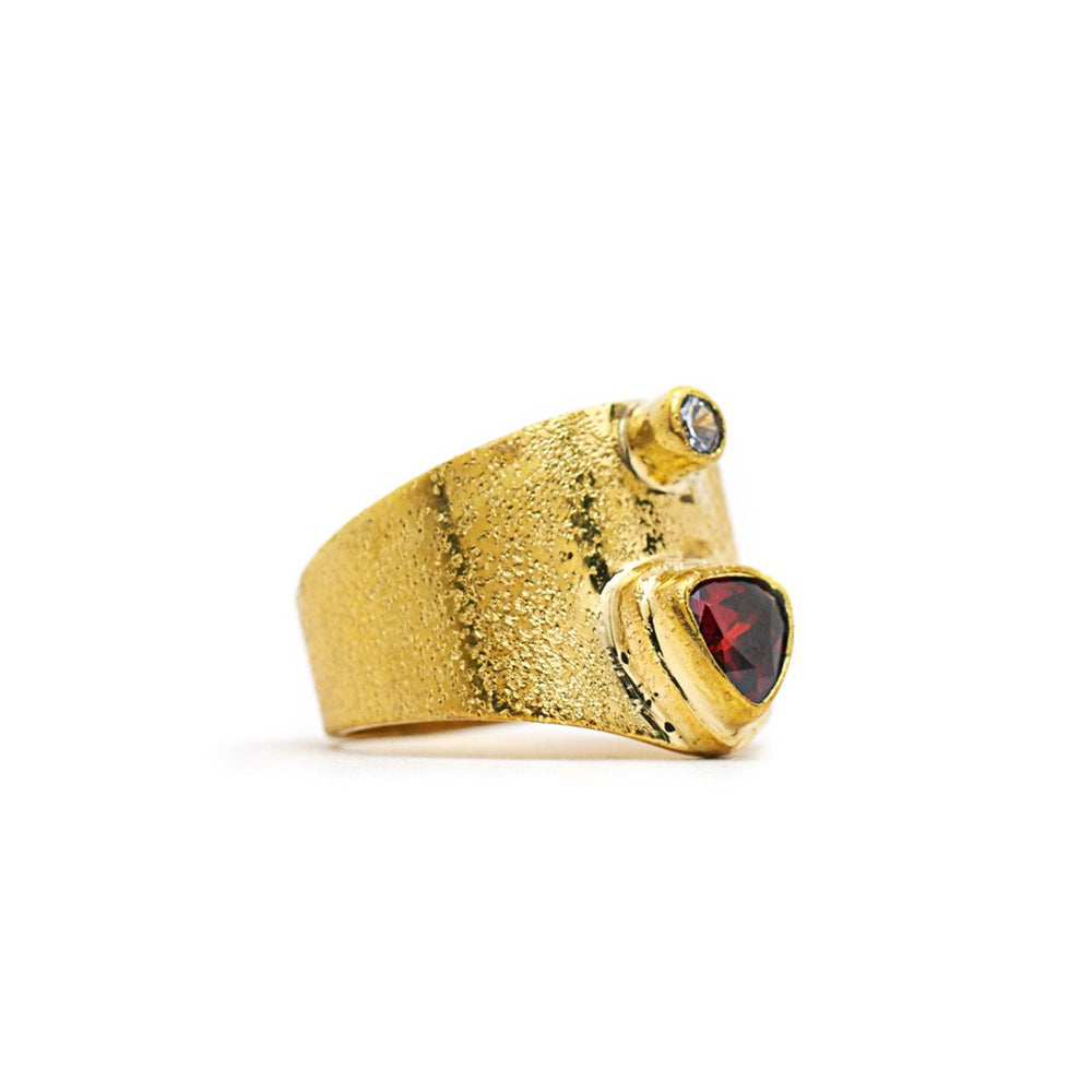 
                  
                    Load image into Gallery viewer, Ring Kenza Triangle Gold
                  
                