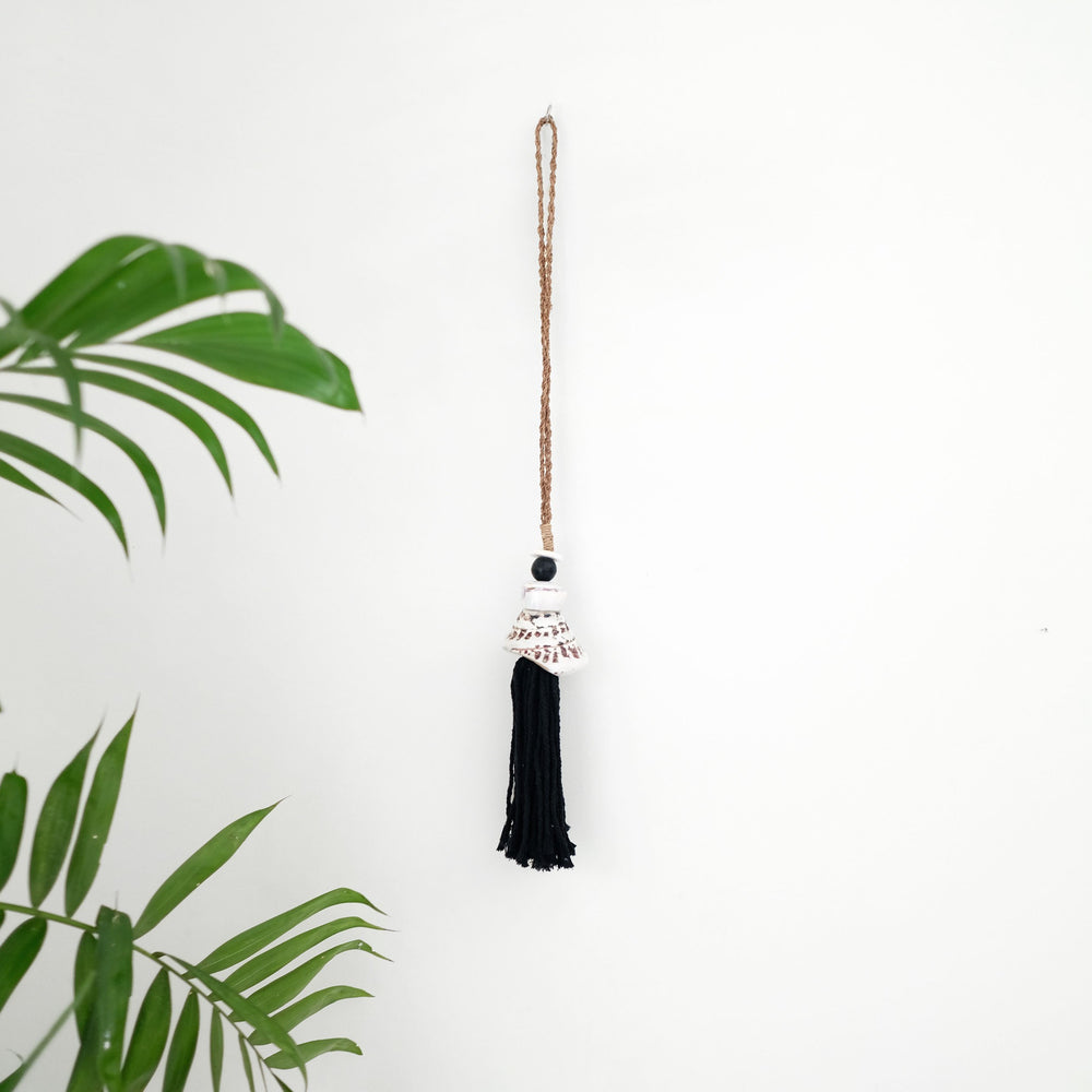 
                  
                    Load image into Gallery viewer, Shell Decoration with Trochus maculatus and macrame Tassel
                  
                