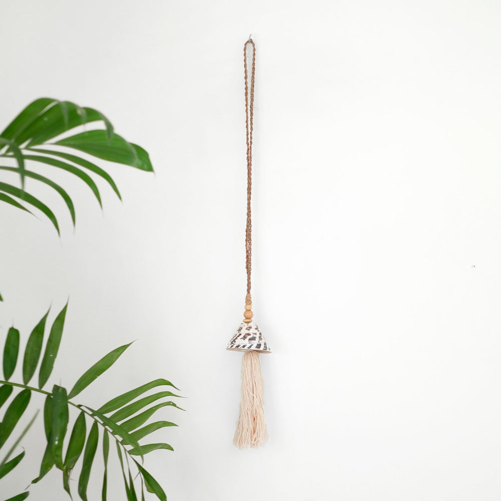 
                  
                    Load image into Gallery viewer, Shell Decoration with Trochus maculatus and macrame Tassel
                  
                