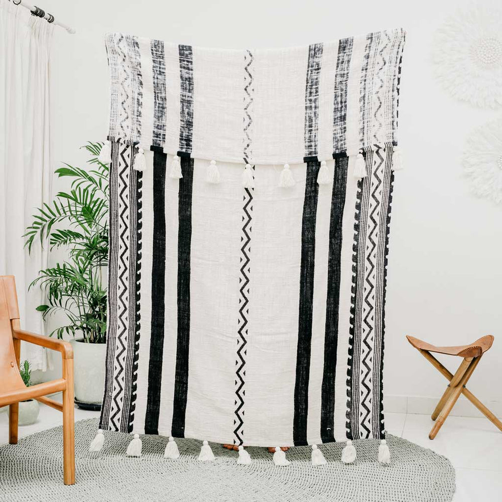 Cotton blanket with tribal pattern front