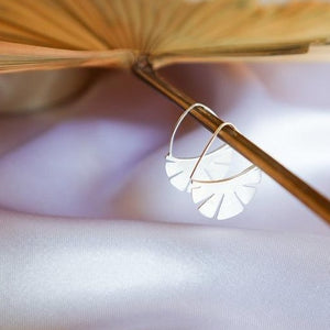 
                  
                    Load image into Gallery viewer, flower fan hoop minimalist earrings silver
                  
                