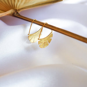 
                  
                    Load image into Gallery viewer, flower fan hoop minimalist earrings golden
                  
                
