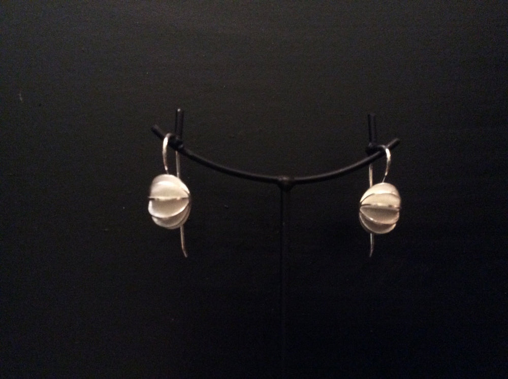 
                  
                    Load image into Gallery viewer, Earring Tiny Little Secrets
                  
                