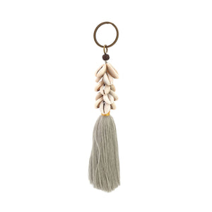 
                  
                    Load image into Gallery viewer, Keychain dusty green tassel with shell
                  
                