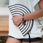 pouch pandan moon black / natural on model